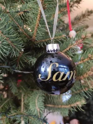 boule noël bleue foncée, prénom "Sam" appliqué en vinyle doré.