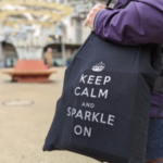 tote bag noir, appliqué "keep calm and sparkle on" en vinyle argenté pailleté