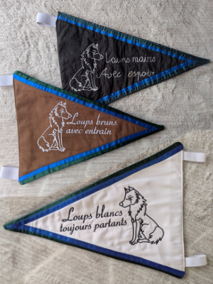 Fanions pour les louveteaux randscouts - 3 déclinaisons : noirs, bruns et blanc avec devises