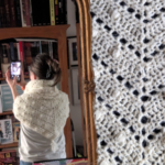 Pointe en crochet Super chouette blanc cassé. Phot de la pointe et reflet de la pointe portée dans un miroir.