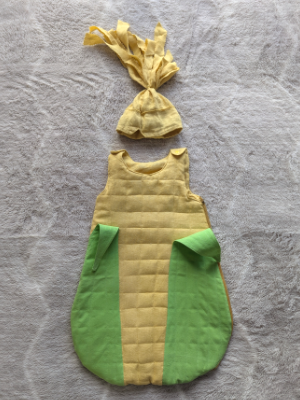 turbulette épis de maïs. jaune et verte avec un petit bonnet jaune à frange.